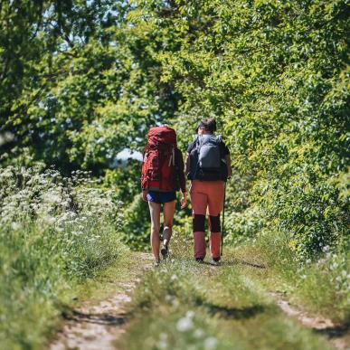 Zwei Frauen auf einer Wanderung auf dem Hærvejen