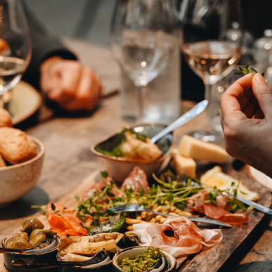 Ein Paar bei einem romantischen Date in Torvehallerne mit Tapas und Wein