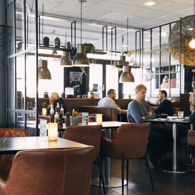 Gäste essen im Lido Café