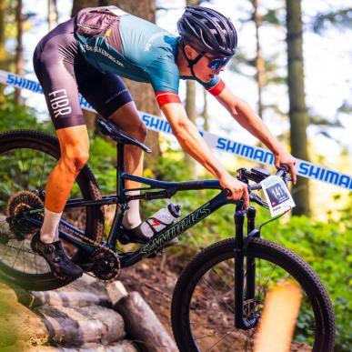 Ein Teilnehmer der dänischen Mountainbike-Meisterschaften auf der Strecke im Nørreskoven in Vejle