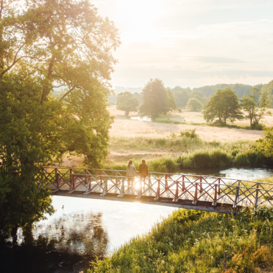 Zwei Mädchen stehen auf einer Brücke im Vejle-Tal