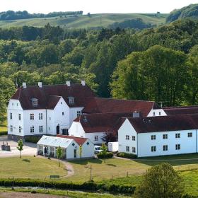 Blick auf das Haraldskær Sinatur Hotel and Conference an einem Sommertag