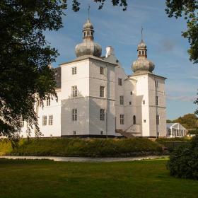 Schlosspark Engelsholm in der Sommersonne