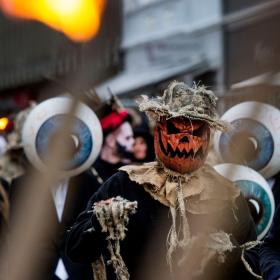 Halloween-Parade in der Fußgängerzone von Vejle