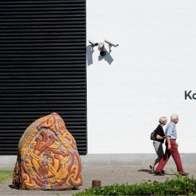 Zwei Personen auf dem Weg zur Ausstellung im Erlebniszentrum Kongernes Jelling