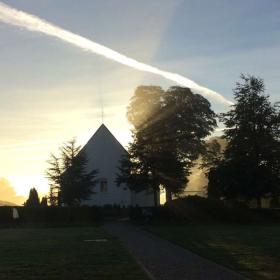 Jelling Kirche in der Morgensonne