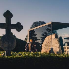 Die Runensteine ​​auf dem Friedhof in Jelling