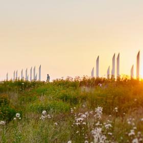 Jelling-Denkmalbereich mit den Palisaden bei Sonnenuntergang