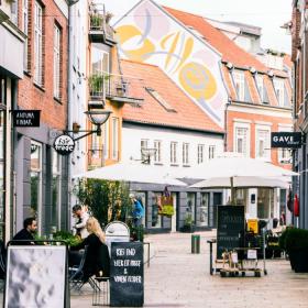 Sommer in der Grønnegade in Vejle – einer Seitenstraße von die Fußgängerzone