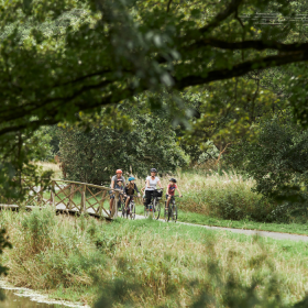 Familie cykler langs Bindeballestien