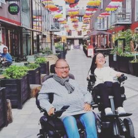 Zwei Rollstuhlfahrer in Vejle Midtpunkt