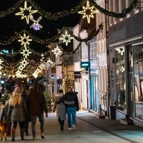 Weihnachtsbeleuchtung in der Fußgängerzone von Vejle mit der Vejle-Windmühle im Hintergrund