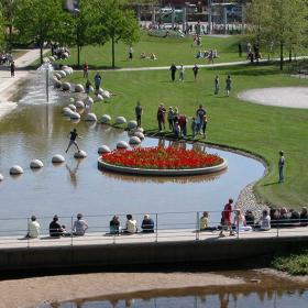 An einem Sommertag sind Menschen im Byparken Stadtpark in Vejle