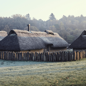 Häuser in Vingsted Eisenzeit an einem Sommermorgen