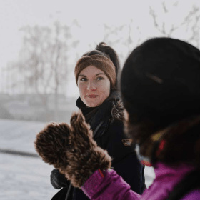 Zwei Personen machen einen Winterspaziergang im Schnee in Vejle