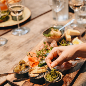 Ein Paar genießt Tapas und ein Glas Wein bei einem romantischen Date in Torvehallerne