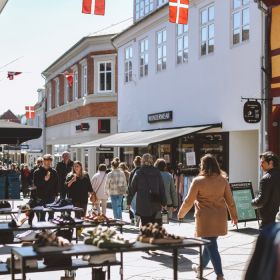 Menschen auf einem Einkaufsbummel in der Fußgängerzone in Vejle