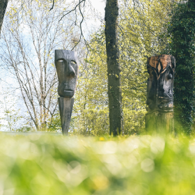 Kunst in der Natur in der Skulpturenstadt Give