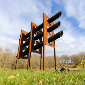 Skulptur von Robert Jacobsen und Jean Clareboudt in Tørskind Grusgrav