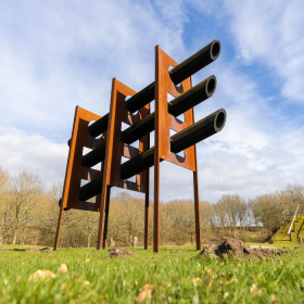 Skulptur i tøskind grusgrav