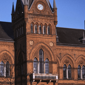 Das Rathaus in Vejle an einem sonnigen Herbsttag
