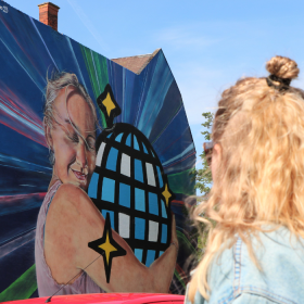 Person betrachtet Straßenkunst im Stadtzentrum von Vejle