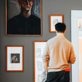 Ein Besucher betrachtet die Kunst im Vejle Kunstmuseum