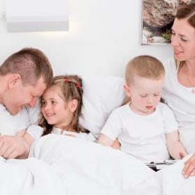 Familie im Bett im Danhostel Vejle