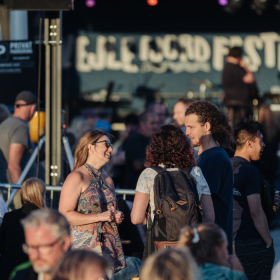 Menschen vor der Bühne beim Vejle Fjordfestival