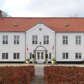 Das Hauptgebäude des Gut Haughus an einem Frühlingstag vom Innenhof aus gesehen