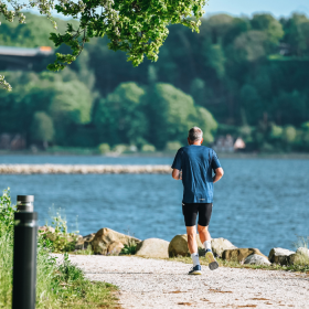 Ein Läufer auf Tour im Skyttehushaven an einem Sommertag
