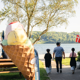 Das Eiscafé am Albuen Strand an einem Sommertag
