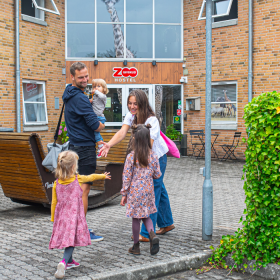 Familie vor dem Givskud Zoo Hostel