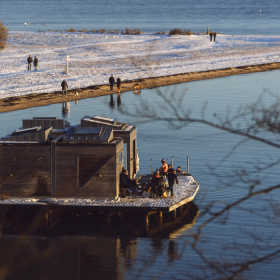 Strand von Tirsbæk am Vejle Fjord an einem Wintertag