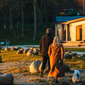Paar bei einem Spaziergang im Skyttehushaven am Vejle Fjord an einem Frühlingstag