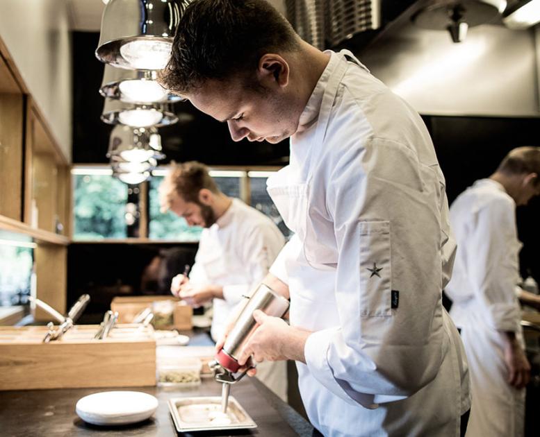 Kokke i køkkenet på Treetop Restaurant