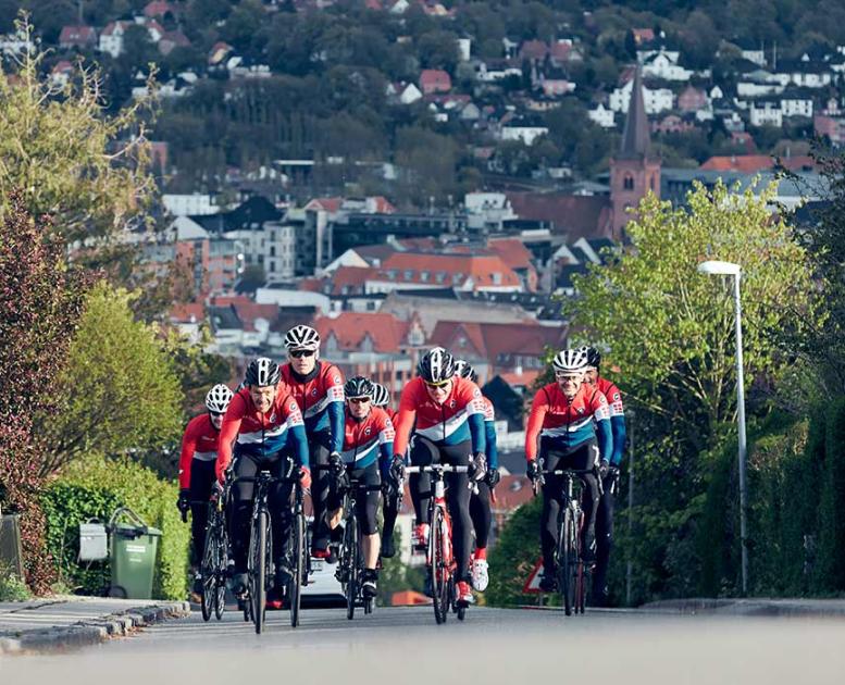 Radfahrer radeln den Gammel Kongevej in Vejle hinauf