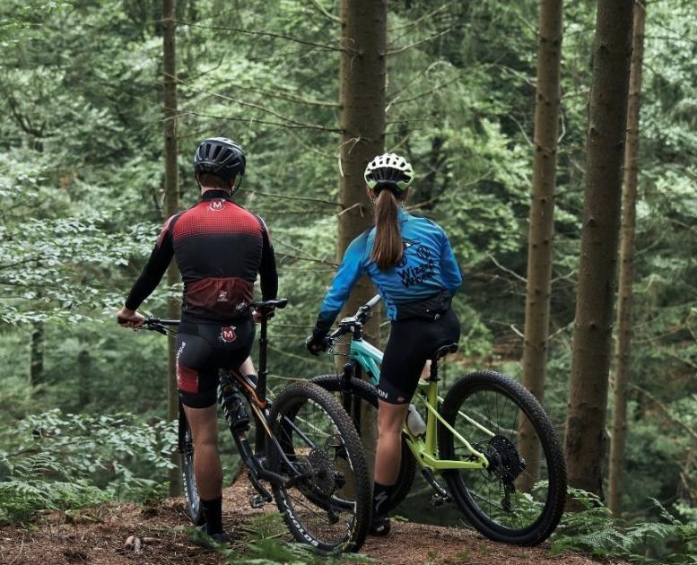 Mountainbiker auf einem Ausflug im Nørreskoven in Vejle