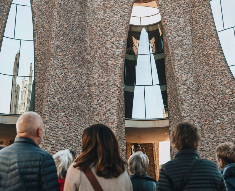 Grupperundvisning udenfor Fjordenhus