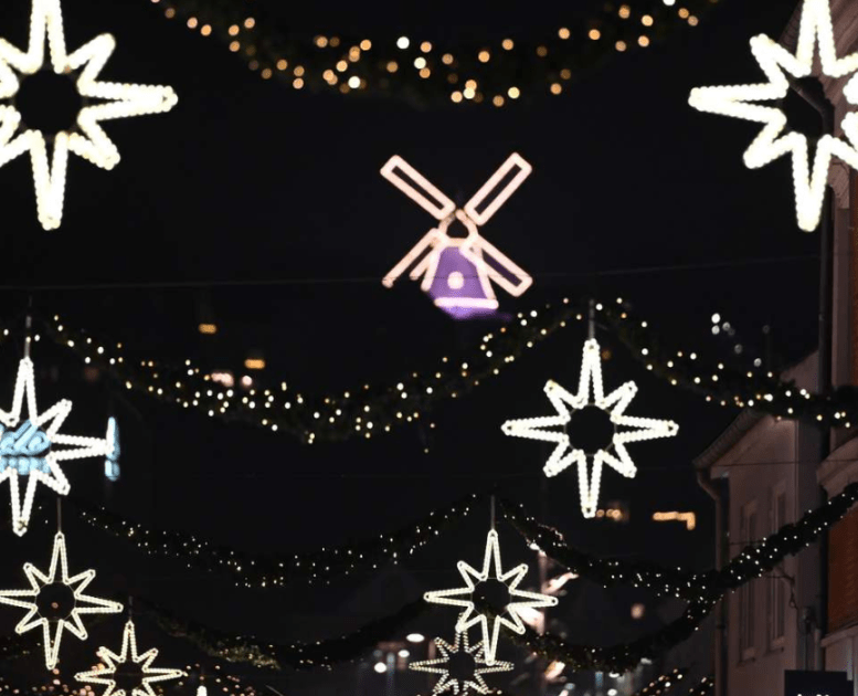 Weihnachtsbeleuchtung in der Fußgängerzone und in der Vejle-Windmühle