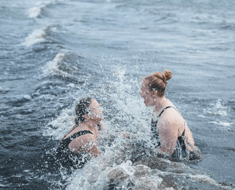 Zwei Frauen nehmen ein Winterbad am Tirsbæk Strand