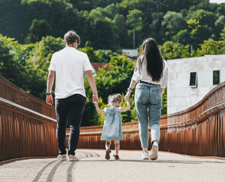 Familie bei einem Spaziergang über die Fußgängerbrücke am Grejsdalstien