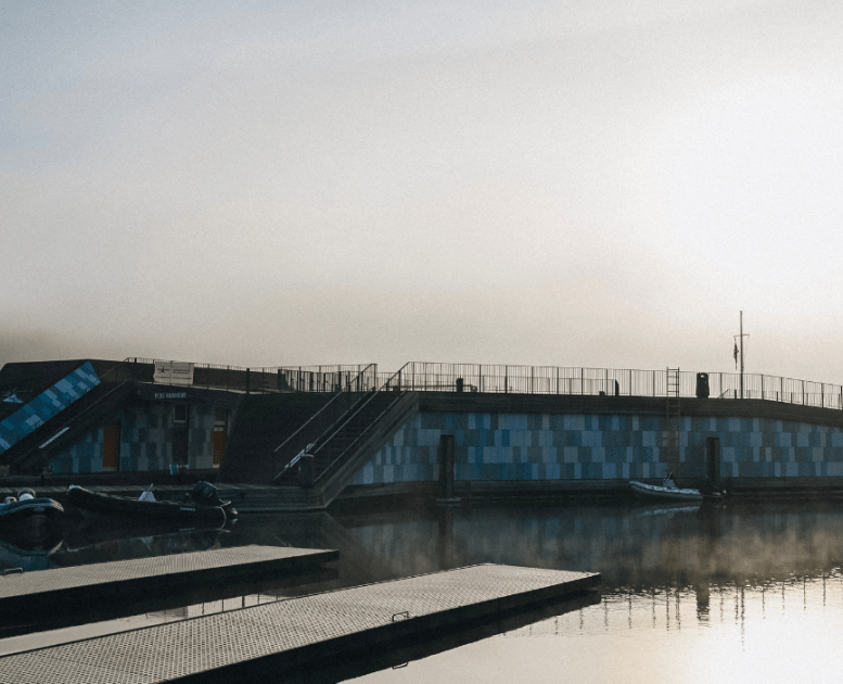 Vejle Kayak Club im Hafen von Vejle im Nebel