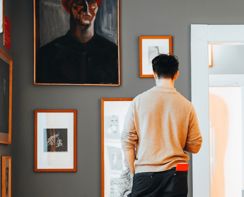 Ein Besucher betrachtet die Kunst im Vejle Kunstmuseum