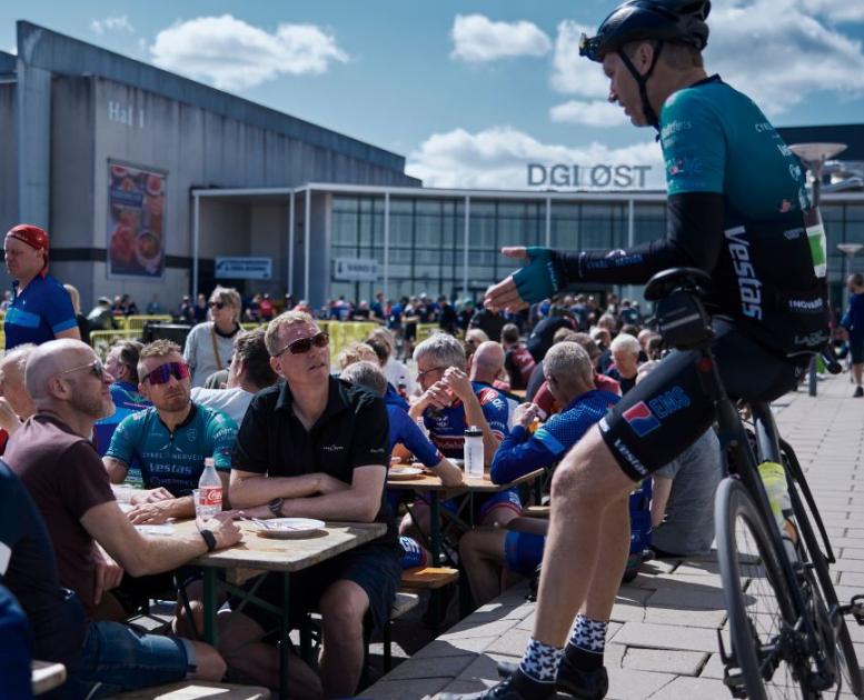 Radfahrer vergnügen sich draußen vor dem DGI Huset, nachdem sie den Grejsdalsløbet in Vejle gefahren sind
