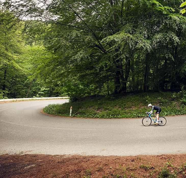Radfahrer radeln in der Haarnadelkurve bei Munkebjerg