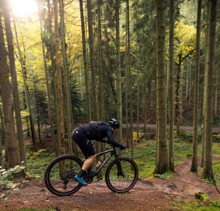Radfahrer mit dem Mountainbike auf der Mountainbikestrecke in Nørreskoven