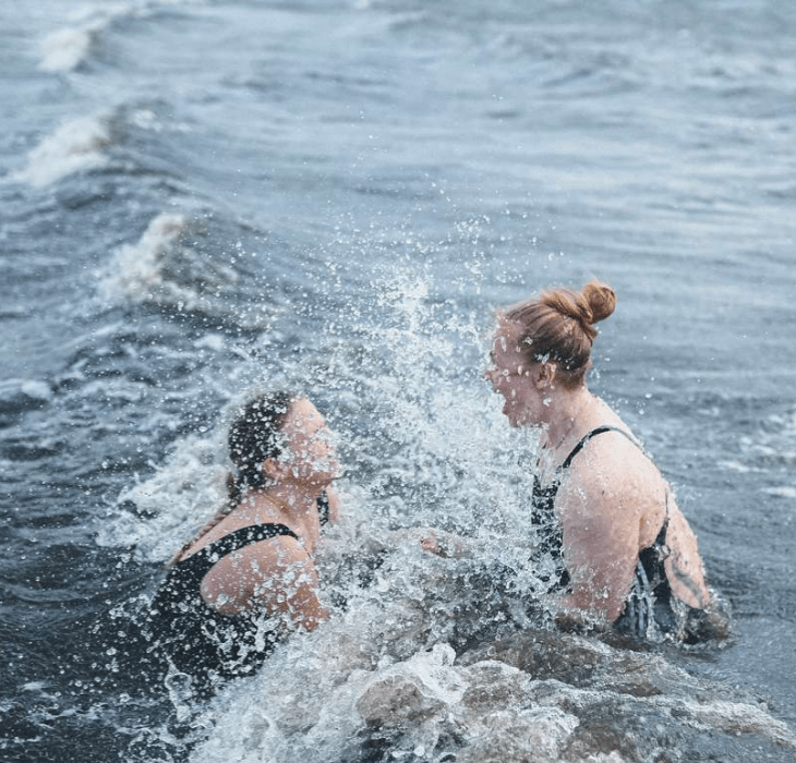 Zwei Frauen nehmen ein Winterbad am Tirsbæk Strand