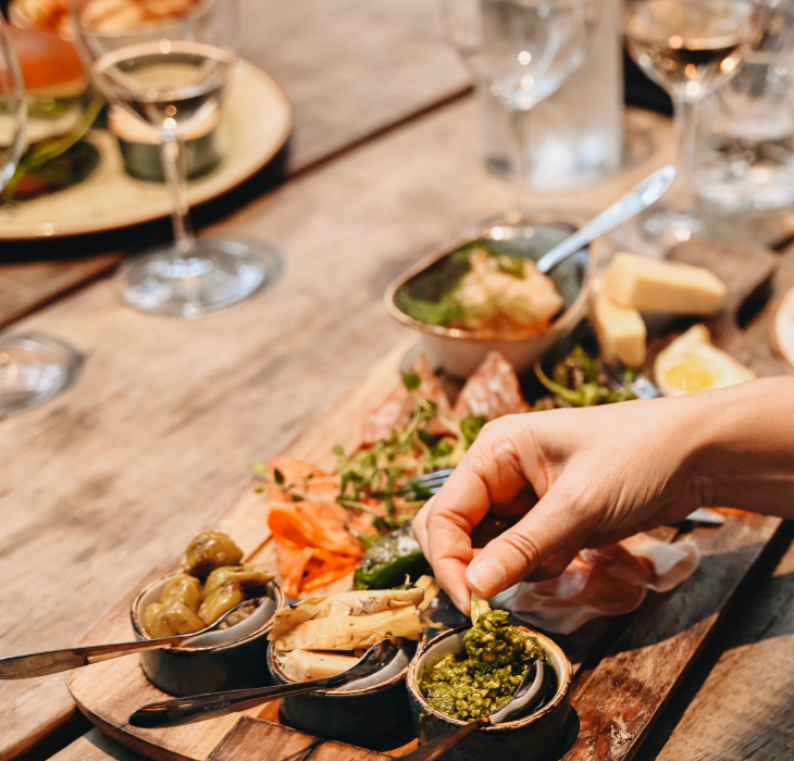 Ein Paar genießt Tapas und ein Glas Wein bei einem romantischen Date in Torvehallerne