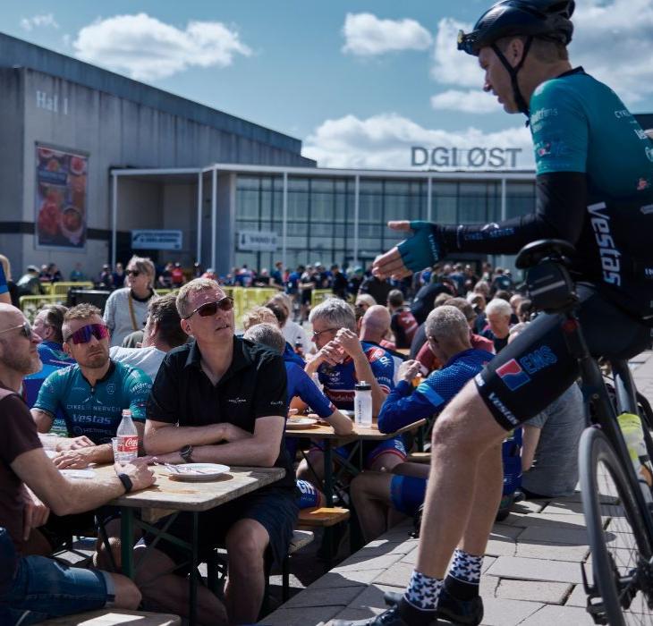 Radfahrer vergnügen sich draußen vor dem DGI Huset, nachdem sie den Grejsdalsløbet in Vejle gefahren sind